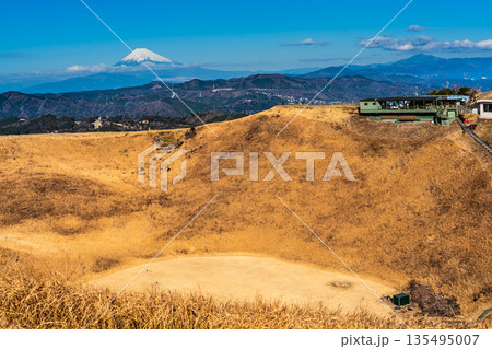 大室山登山リフト 山頂からの大室山と富士山【静岡県伊東市】 大室山登山リフト 山頂からの大室山と富士山【静岡県伊東市】 135495007