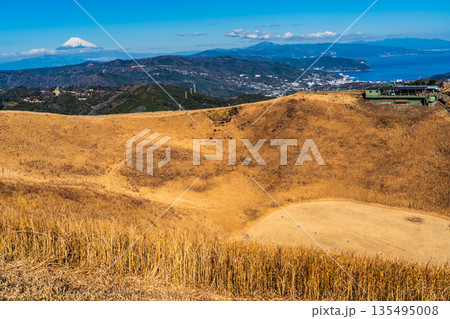 大室山登山リフト 山頂からの大室山と富士山【静岡県伊東市】 135495008