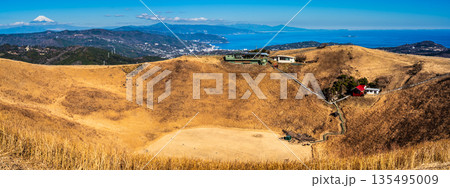 大室山登山リフト 山頂からの大室山と富士山　パノラマ【静岡県伊東市】 135495009