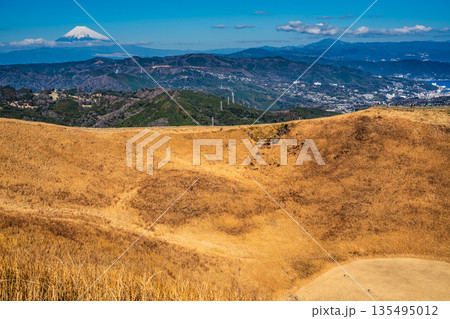 大室山登山リフト 山頂からの大室山と富士山【静岡県伊東市】 135495012