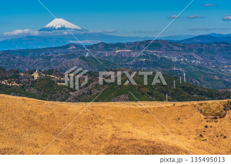 大室山登山リフト 山頂からの大室山と富士山【静岡県伊東市】 135495013