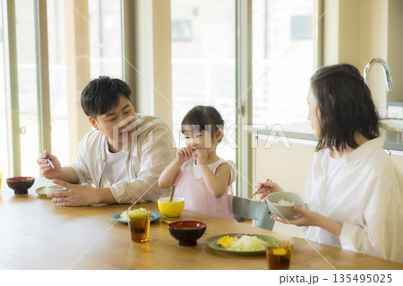 食卓の楽しそうな家族　  135495025