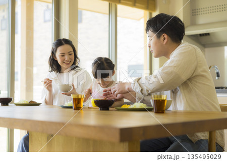 食卓の楽しそうな家族 食卓の楽しそうな家族 135495029