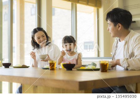 食卓の楽しそうな家族　  135495030