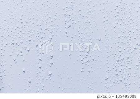 白いパネルについた水滴 135495089
