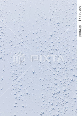 白いパネルについた水滴 135495091