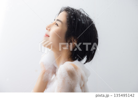 バスルームの女性 バスルームの女性 135495142