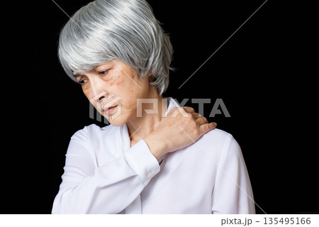 肩こりに悩む白髪の高齢女性 135495166
