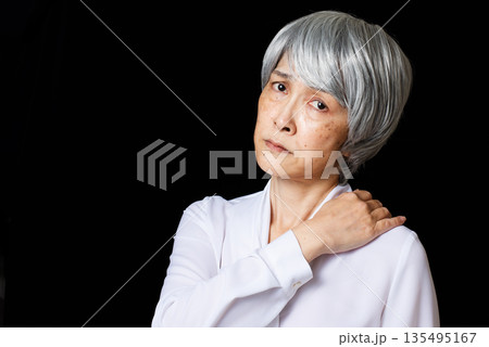 悩んでいる白髪のシニア女性 悩んでいる白髪のシニア女性 135495167
