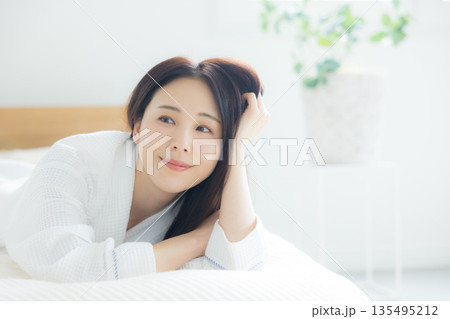 ベットでくつろぐ女性 ベットでくつろぐ女性 135495212