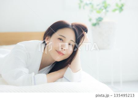 ベットでくつろぐ女性 ベットでくつろぐ女性 135495213