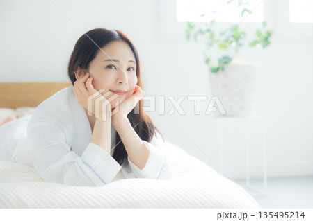 ベットでくつろぐ女性　　 135495214