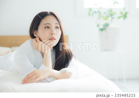 ベットでくつろぐ女性 ベットでくつろぐ女性 135495215