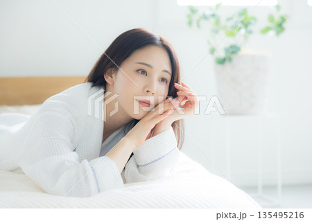 ベットでくつろぐ女性　　 135495216