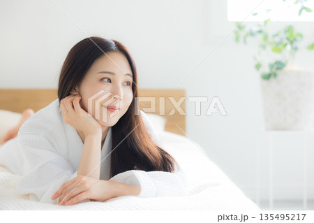 ベットでくつろぐ女性　　 135495217