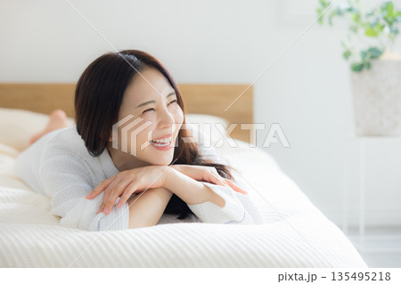 ベットでくつろぐ女性 ベットでくつろぐ女性 135495218