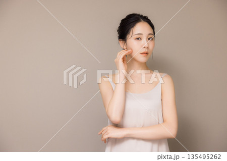 若い女性のビューティイメージ 若い女性のビューティイメージ 135495262