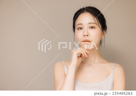 若い女性のビューティイメージ　 135495263