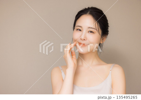 若い女性のビューティイメージ 若い女性のビューティイメージ 135495265