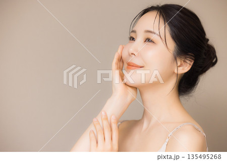若い女性のビューティイメージ 若い女性のビューティイメージ 135495268