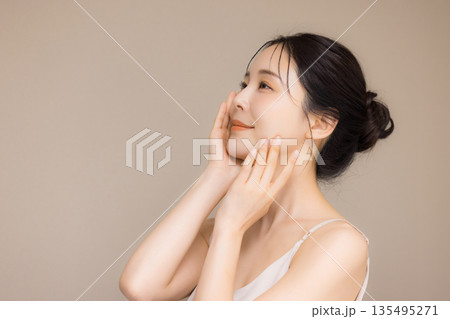 若い女性のビューティイメージ 135495271