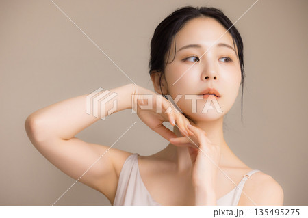 若い女性のビューティイメージ 135495275