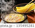 鍋のシメ・ラーメン（乾麺）を入れる 135495281