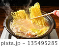 鍋のシメ・ラーメン（乾麺）を煮る 135495285