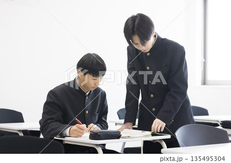 勉強する男子学生 勉強する男子学生 135495304