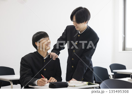 勉強する男子学生 135495308