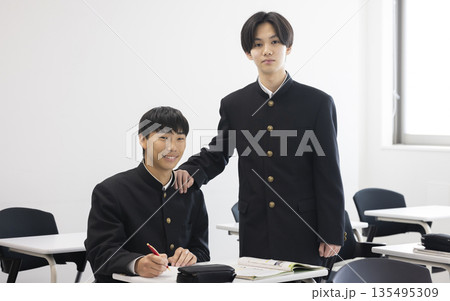 勉強する男子学生 勉強する男子学生 135495309