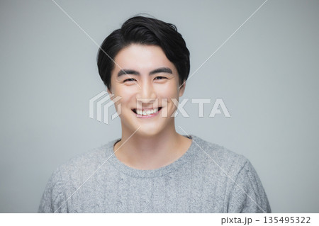 ニットを着た若い男性　　　 135495322