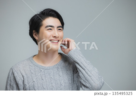ニットを着た若い男性　　　 135495325