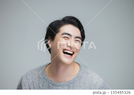 ニットを着た若い男性　　　 135495326