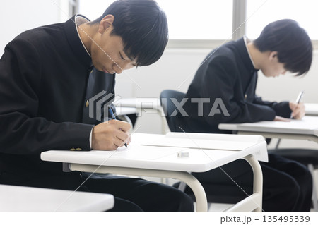 勉強する男子高校生 勉強する男子高校生 135495339