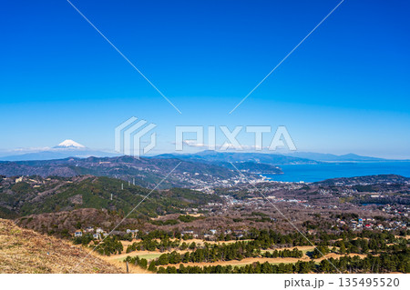 大室山登山リフト 山頂からの富士山【静岡県伊東市】 大室山登山リフト 山頂からの富士山【静岡県伊東市】 135495520