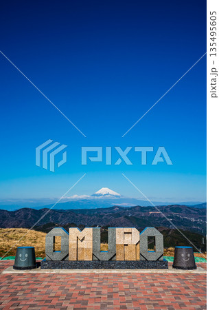 大室山登山リフト 山頂からの富士山【静岡県伊東市】 135495605