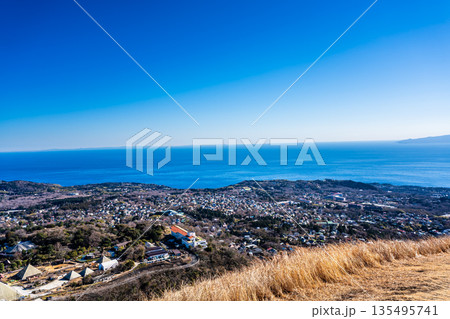 大室山登山リフト 山頂から伊東市と相模湾の眺め【静岡県伊東市】 135495741