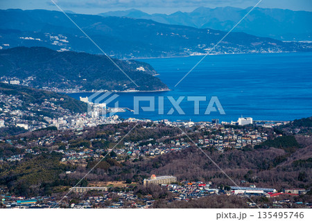 大室山登山リフト 山頂から伊東市と相模湾の眺め【静岡県伊東市】 大室山登山リフト 山頂から伊東市と相模湾の眺め【静岡県伊東市】 135495746