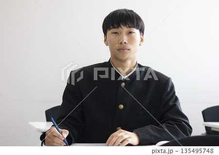 試験を受ける男子高校生 試験を受ける男子高校生 135495748