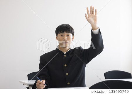 試験を受ける男子高校生 135495749
