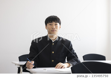 試験を受ける男子高校生 試験を受ける男子高校生 135495750