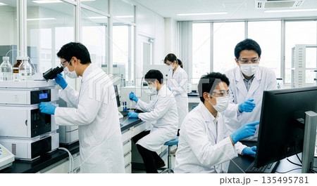 顕微鏡とコンピュータを使用してデータ解析を行う研究チームの作業風景 顕微鏡とコンピュータを使用してデータ解析を行う研究チームの作業風景 135495781