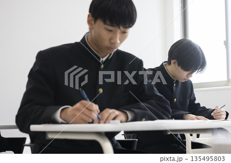 勉強する男子学生 135495803