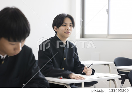 勉強する男子学生 135495809