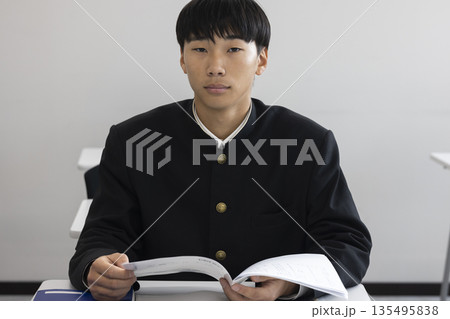試験を受ける男子高校生 135495838