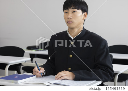 試験を受ける男子高校生 試験を受ける男子高校生 135495839