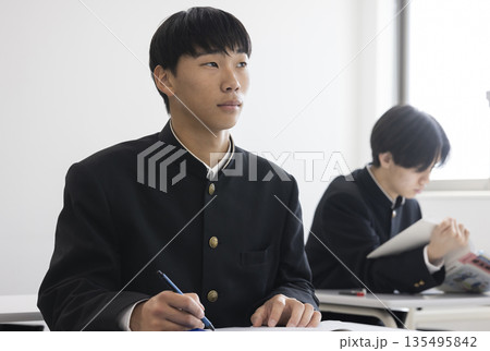 勉強する男子学生 勉強する男子学生 135495842