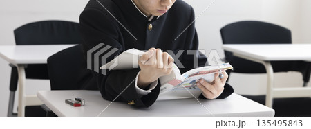 勉強する男子高校生 135495843