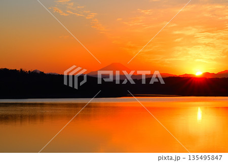 夕焼けに染まる富士山　狭山湖　湖畔からの眺め 135495847